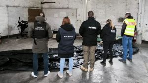 21 arrestaties ontmantelen crimineel netwerk dat duizenden Europa binnensmokkelde