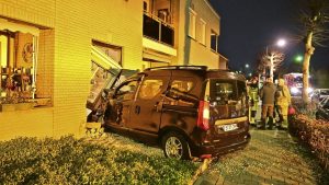 22-jarige crasht tegen woning Hapert: wat politie aantrof in zijn auto schokt buurt