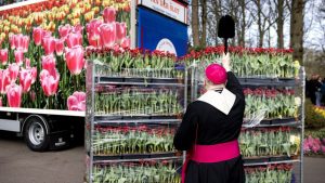 40 jaar lang stuurt deze Nederlandse familie paasbloemen naar de paus – nu breekt de traditie