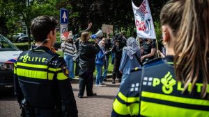 Agent vervolgd na hondenaanval op Palestijnse betoger: wat er daarna gebeurde