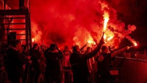 Amateurvoetbal escaleert compleet: twaalf supporters eindigen achter tralies na gewelddadige chaos