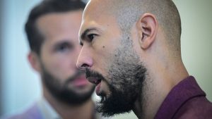 Andrew Tate moet opnieuw terechtstaan voor oude Britse misbruikbeschuldigingen