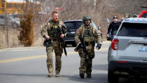 Beveiliging synagoge Michigan schiet man neer die met auto door ingang reed