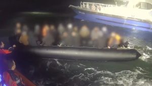 Bootmigranten overspoelen Belgische kust terwijl Nederlandse politie ingrijpende maatregelen neemt