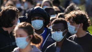 Britse jongeren staan urenlang in rij na plotselinge meningokokken-uitbraak die autoriteiten verraste