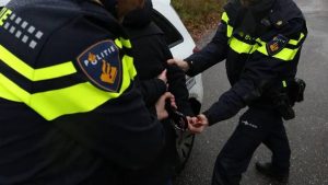 Bruidegom ziet zijn beste vriend ineens bewusteloos op straat liggen tijdens vrijgezellenfeest