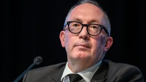 Burgemeester Crans-Montana onder vuur na fatale cafébrand: wat wist hij werkelijk?