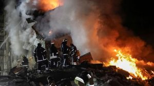 Charkiv rouwt om slachtoffers terwijl nieuwe Russische golf andere steden treft