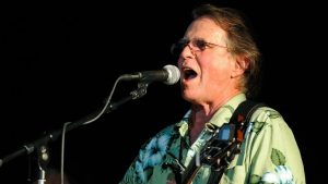 Country Joe McDonald, de stem die een generatie wakker schudde op Woodstock, is niet meer