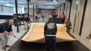 Deze 400 jaar oude landkaart van Tilburg is groter dan je voordeur en verbergt geheimen