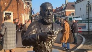 Dokkum onthult standbeeld Fedde Sonnema: waarom deze berenburg-legende nu pas wordt geëerd