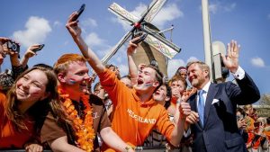 Dokkum viert Koningsdag compleet anders: oude Friese tradities keren terug na jaren afwezigheid
