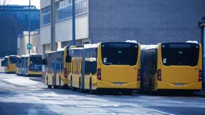 Duitse tiener steelt lijnbus om vriendin naar school te brengen – politie staat versteld