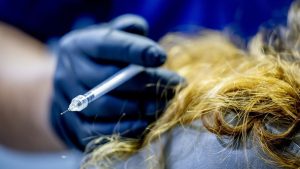 Duizenden Duitsers staan uren in rij voor gratis botox terwijl artsen waarschuwen voor gevaren