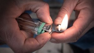 Duizenden verslaafden staan plots op straat na plotselinge subsidiekraan-stop