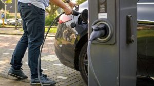 Elektrische auto rijders krijgen straks geld van de grootste vervuilers