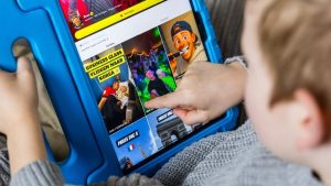 EU start grootschalig onderzoek naar Snapchat en pornosites vanwege schokkende risico’s minderjarigen