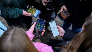 Finland wederom gelukkigste land ter wereld, maar Nederlandse jongeren kampen met sociale media-zorgen