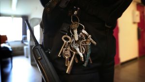 Gedetineerden krijgen tablets ondanks felle kritiek – dit is waarom kabinet doorzet