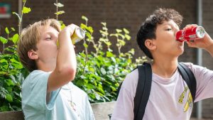 Helft van alle jongeren drinkt wekelijks 90 suikerklontjes via frisdrank zonder het te beseffen