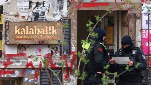 Huiszoekingen politie onthullen schokkende waarheid achter mysterieuze stroomstoring Berlijn