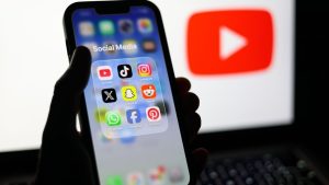 Indonesische ouders geschokt: sociale media plots verboden voor tieners onder 16