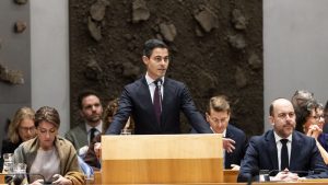 Jetten houdt vast aan AOW-maatregel ondanks felle kritiek: ‘Dit gaat burgers miljoenen kosten