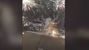 Jongeren gooien vuurwerk naar politie: wat er daarna gebeurde zal je verbazen