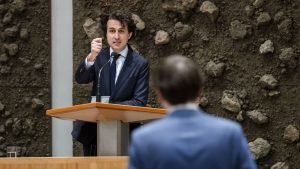 Kamer twijfelt tussen maximumprijs en lagere accijns: wat betekent dit voor jouw tankkosten?