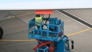 Kerosineprijs stijgt zo hard dat vliegtickets plots onbetaalbaar worden voor gewone gezinnen