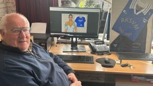 Kim Kardashian verkoopt mysterieus Nederlands voetbalshirt voor duizenden euros