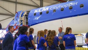 KLM opent cockpitdeuren speciaal voor meisjes – wat zij daar ontdekten verrast iedereen