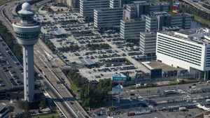 KLM-toestel uit Oman landt op Schiphol terwijl honderden Nederlanders nog vastzitten