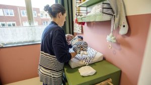 Kraamzorg wordt onbetaalbaar: waarom kwetsbare gezinnen nu hulp mislopen