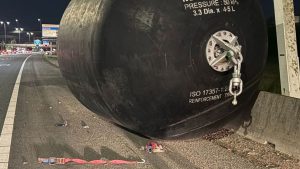 Metershoog stootkussen vliegt van vrachtwagen en blokkeert complete A16 – automobilisten geschokt