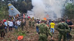 Militair vliegtuig crasht in Colombia: meer dan 110 slachtoffers, reddingswerkers zoeken overlevenden