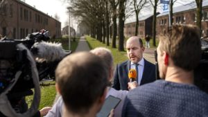 Minister vraagt gemeenten dringend om hulp: asielopvang dreigt volledig vast te lopen