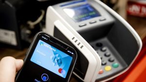 Mobiele telefoon wint terrein van betaalpas: wat betekent dit voor jouw portemonnee?