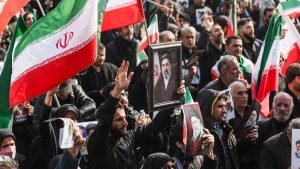 Mojtaba-aanhang overspoelt straten terwijl olieprijzen doorbreken naar recordhoogtes