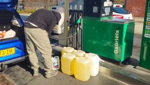 Nederlanders ontdekken geheim dat honderden euro’s per jaar bespaart bij tankstations