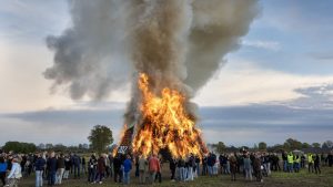Paasvuren organisatoren worstelen met bizarre nieuwe regels over snoeihout kubieke meters