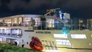 Riviercruiseschip ramt brug Amsterdam: passagiers in paniek geëvacueerd