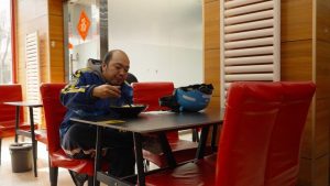 Terwijl Chinese tech-export recordcijfers behaalt, overleven miljoenen gezinnen op budgetnoedels