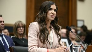 Trump schokt Washington: Noem plots ontslagen als minister van Binnenlandse Veiligheid