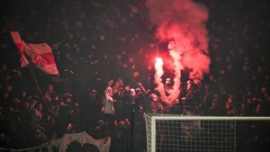 Twee Ajax-fans opgepakt na vuurwerkincident: wat er werkelijk gebeurde in de Johan Cruijff ArenA