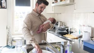 Vaderschapsverlof inkorten raakt Nederlandse vaders harder dan verwacht