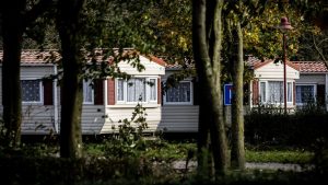 Vakantieparken overspoeld door onhandelbare jongeren – gemeenten betalen miljoenen extra