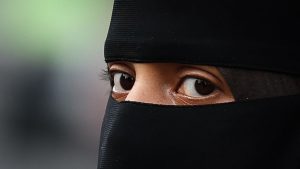 Vishandelaar weigert vrouw in nikab: nu dreigt strafvervolging door justitie