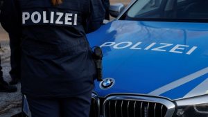 Voorbijganger ontdekt mysterieuze verzameling van 35 tanden midden op straat in Gießen