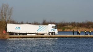 Vrachtauto met veevoer breekt dwars door fietsbrug heen – wat ging hier mis?